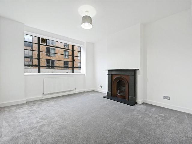 Flat for sale in Shepherd's Bush, Greater London