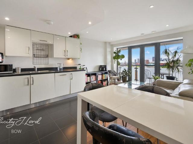 Flat for sale in Old Ford, Bow