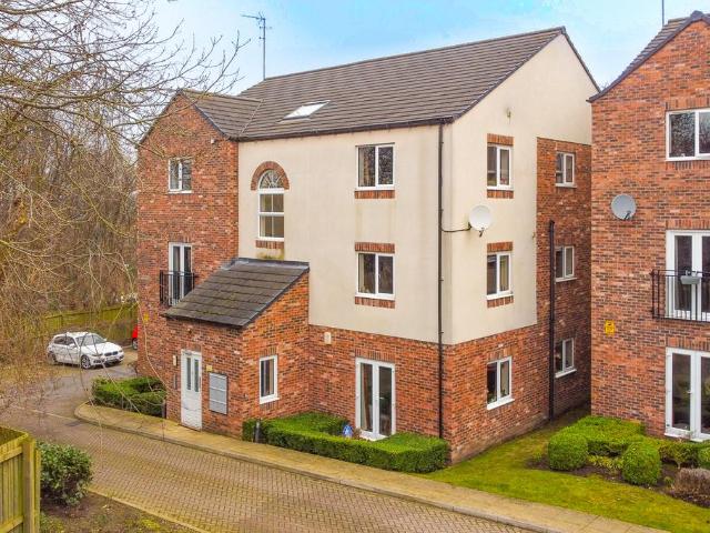 Flat for sale in Meanwood, West Yorkshire