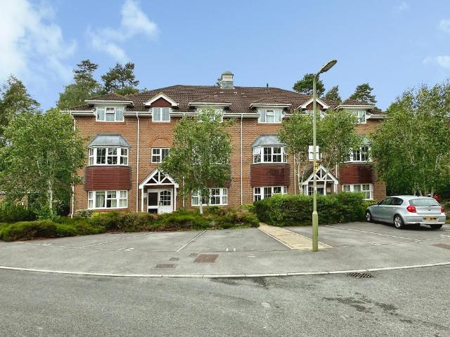 Flat for sale in Elvetham Heath, Hart