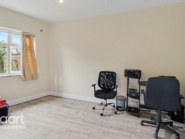 Flat for sale in Harold Wood, Greater London