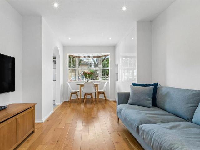Flat for sale in London Borough of Wandsworth, Greater London