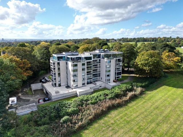 Flat for sale in Oakwood, Leeds