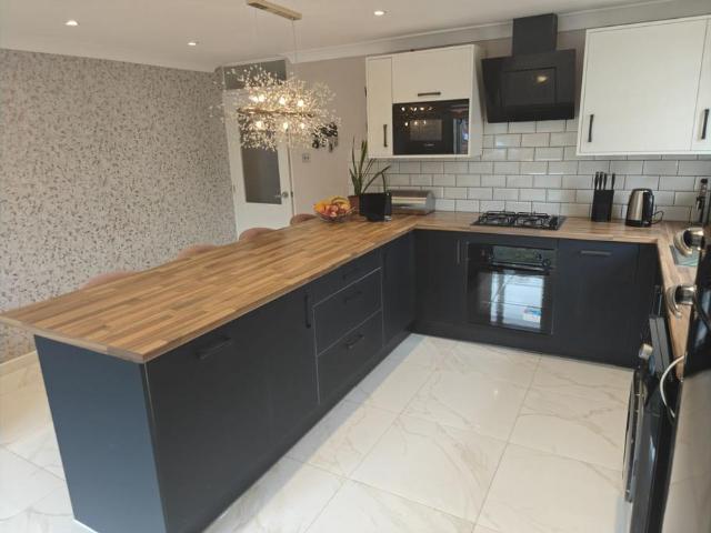 Flat for sale in Laindon, Essex