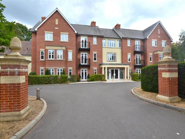 Flat for sale in Farnborough, Hampshire