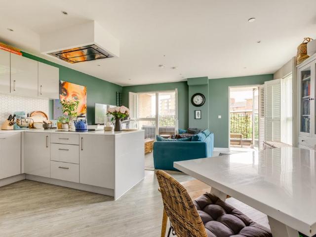 Flat for sale in Stoke Newington, Greater London