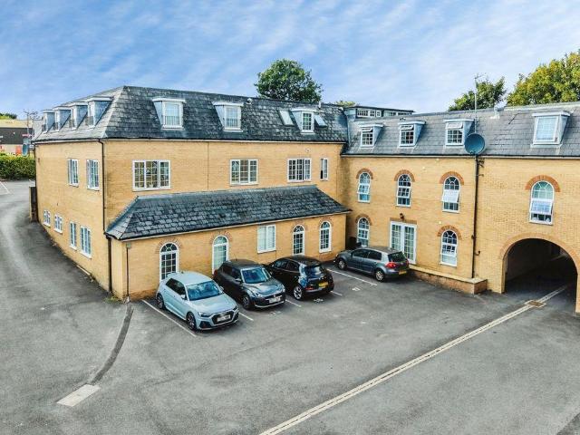 Flat for sale in Fossebridge, Gloucestershire