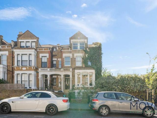 Flat for sale in Stamford Hill, Greater London