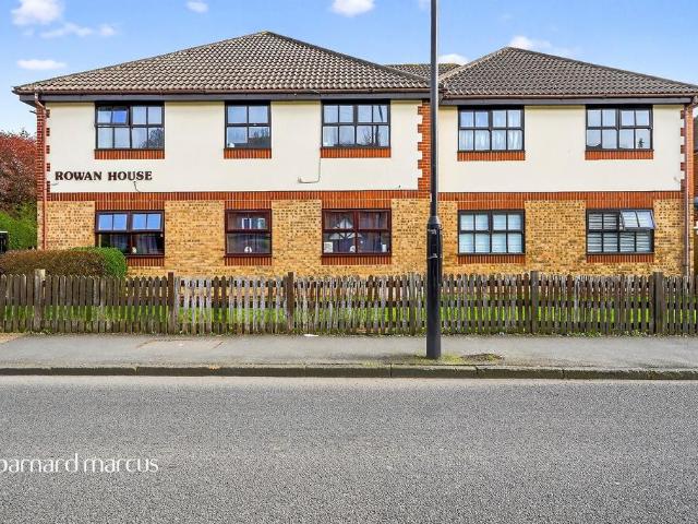 Flat for sale in London Borough of Hounslow, Greater London