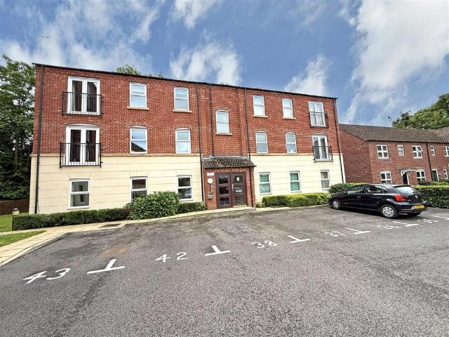 Flat for sale in Cherry Orchard, Frankwell