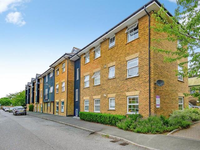 Flat for sale in Pouchen End, Hertfordshire