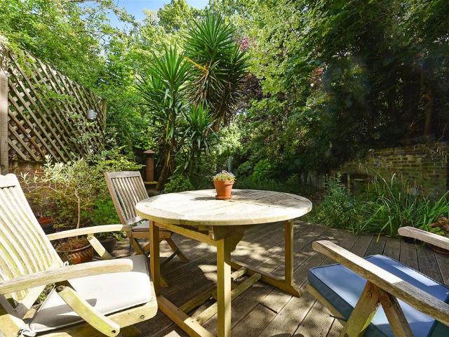 Flat for sale in Kilburn, Greater London