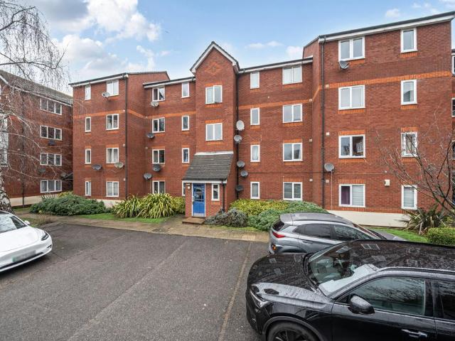 Flat for sale in Charlton Riverside, Greater London