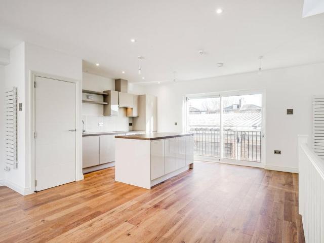 Flat for sale in Kentish Town, Greater London
