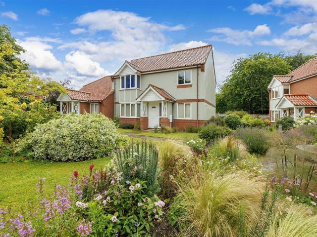 Flat for sale in Eastbridge, Suffolk