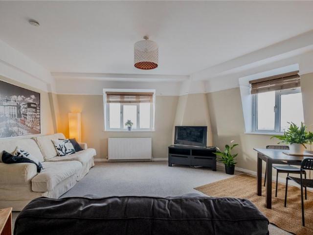 Flat for sale in Streatham Hill, Greater London