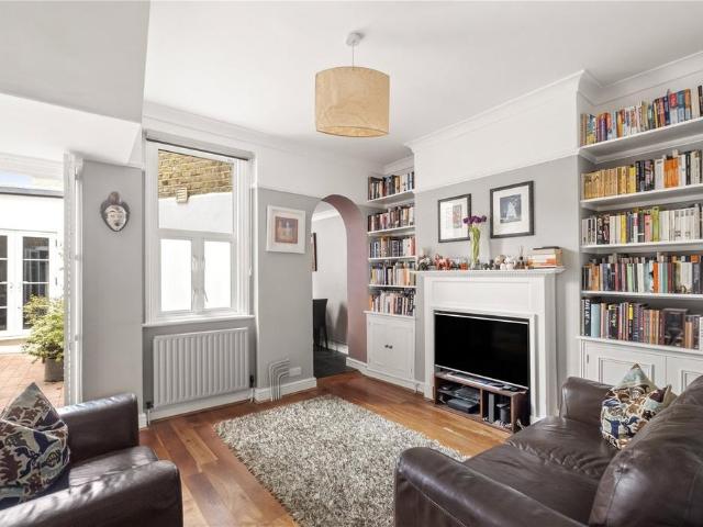 Flat for sale in Clapham Junction, Greater London
