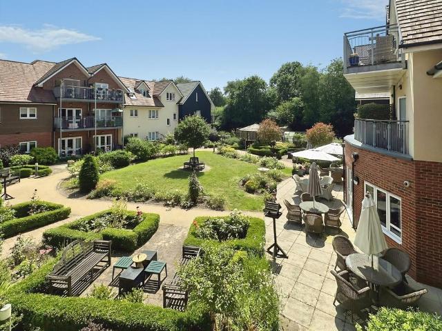 Flat for sale in Hart, Hampshire