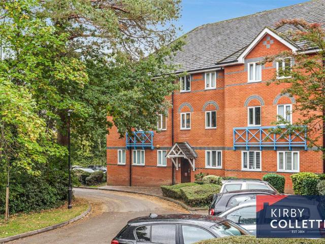 Flat for sale in Hoddesdon, Broxbourne