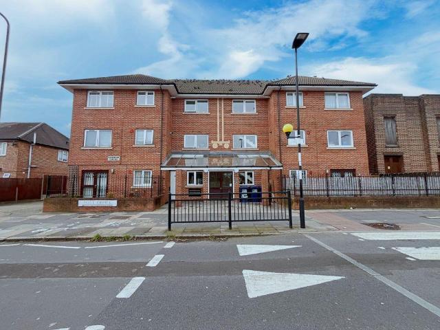 Flat for sale in London Borough of Ealing, Greenford
