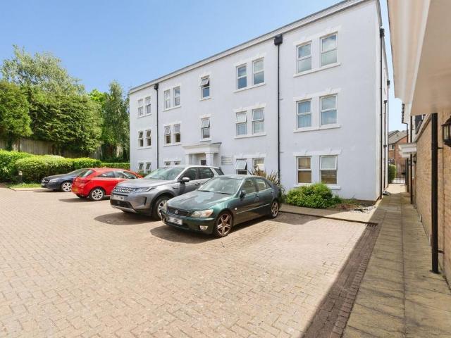 Flat for sale in The Wrythe, Greater London
