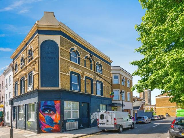 Flat for sale in Old Ford, Bow