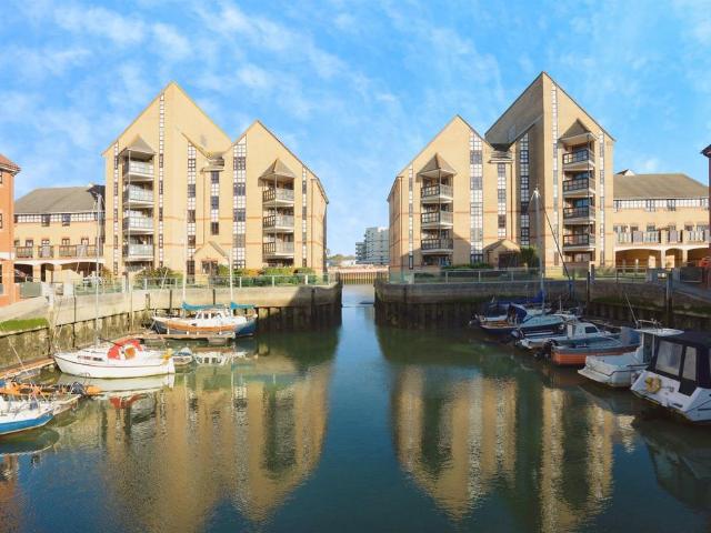 Flat for sale in Fishersgate, West Sussex