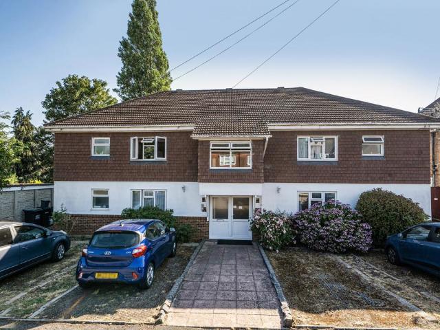Flat for sale in Moneyhill, Batchworth