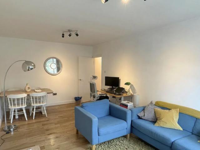 Flat for sale in South Wimbledon, Greater London