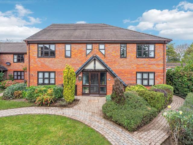 Flat for sale in Beaconsfield, Knotty Green