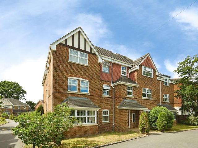 Flat for sale in Heol-las, Surrey