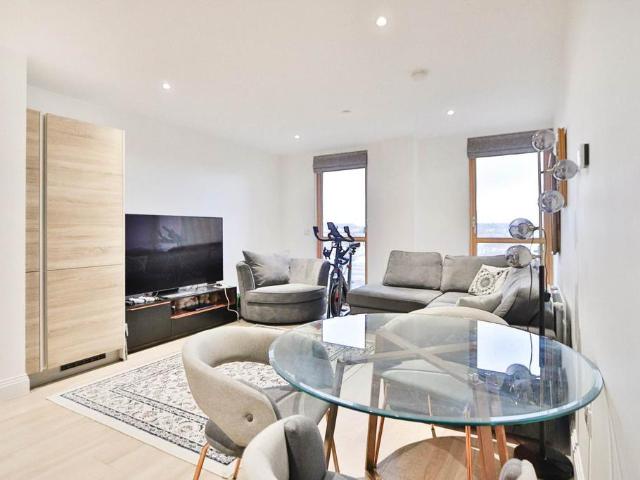 Flat for sale in New Malden, Greater London