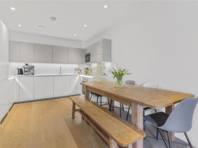 Flat for sale in Brent Cross, Greater London