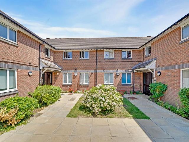 Flat for sale in London Borough of Richmond upon Thames, Greater London
