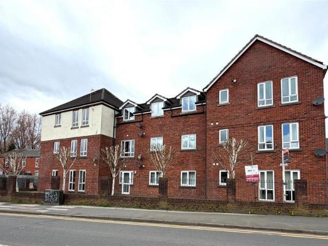 Flat for sale in Westhoughton, Lee Bank