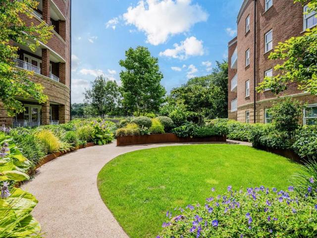 Flat for sale in Oxted, Hillview