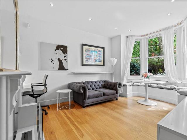 Flat for sale in Battersea, Greater London