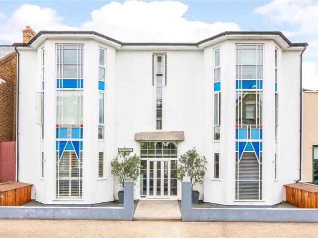 Flat for sale in London Borough of Wandsworth, Greater London
