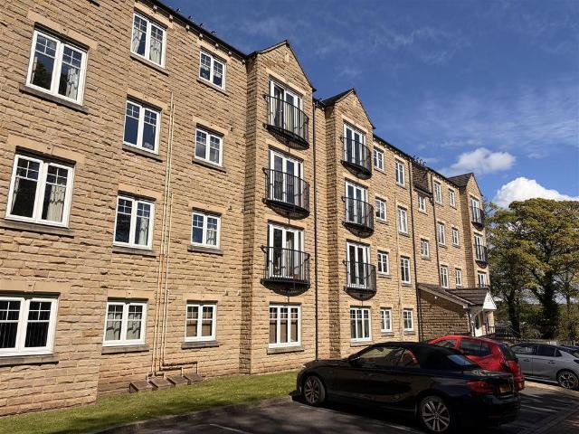 Flat for sale in Lindley, West Yorkshire