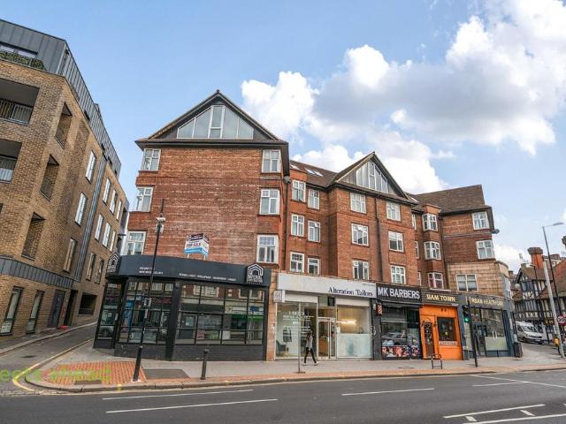 Flat for sale in London Borough of Croydon, Waddon