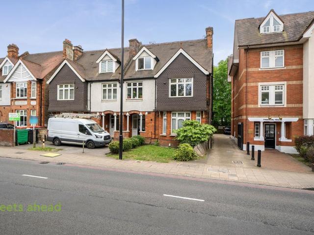 Flat for sale in London Borough of Croydon, Greater London
