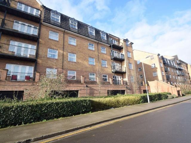 Flat for sale in Spring Park, Luton