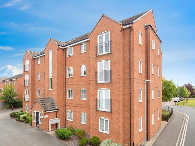 Flat for sale in Farsley, West Yorkshire