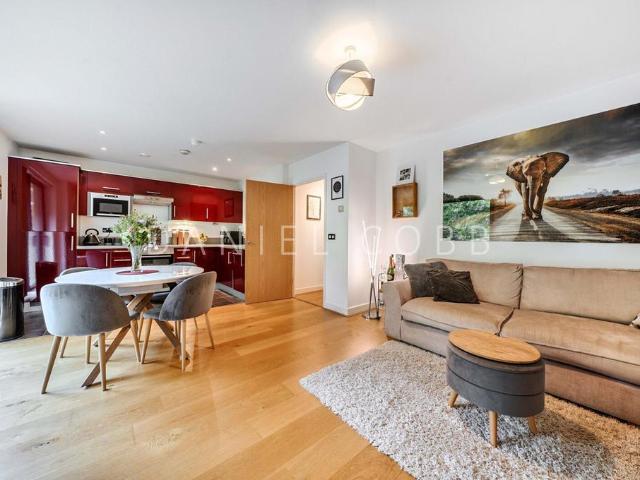 Flat for sale in Kennington, Greater London