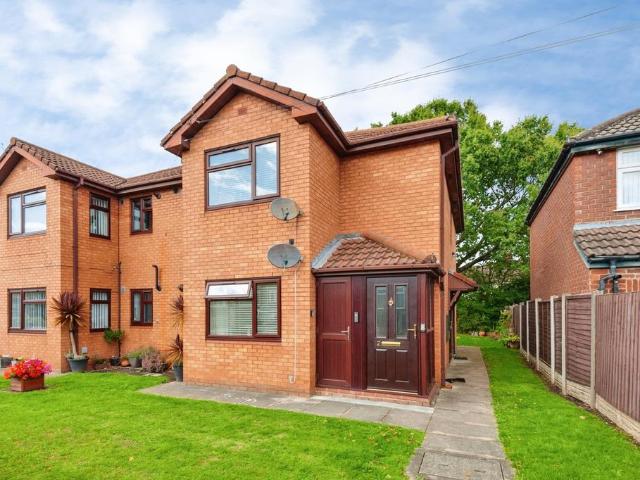 Flat for sale in Hunts Cross, Calderstones