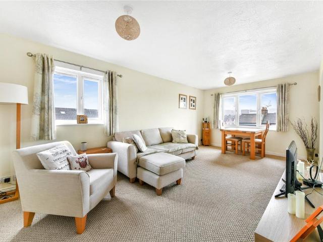 Flat for sale in Summerstown, Greater London