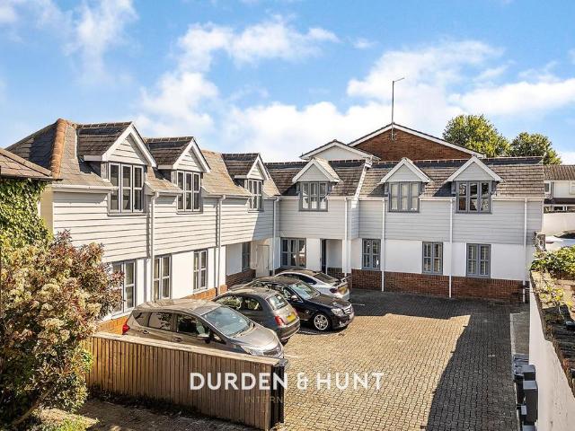 Flat for sale in Lambourne, Epping