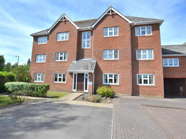 Flat for sale in Elvetham Heath, Hart