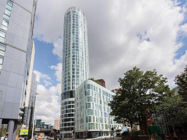 Flat for sale in Vauxhall, Greater London