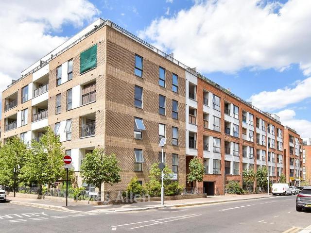 Flat for sale in Hale End, Greater London
